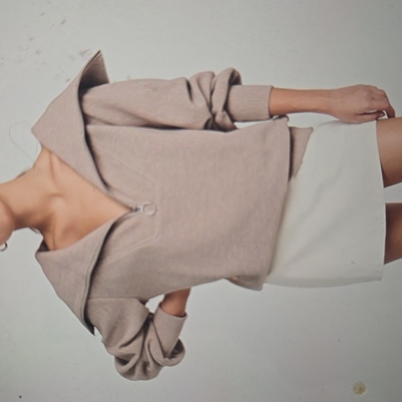 Varley Sweaters - Varley V-Neck Sweater in Beige M